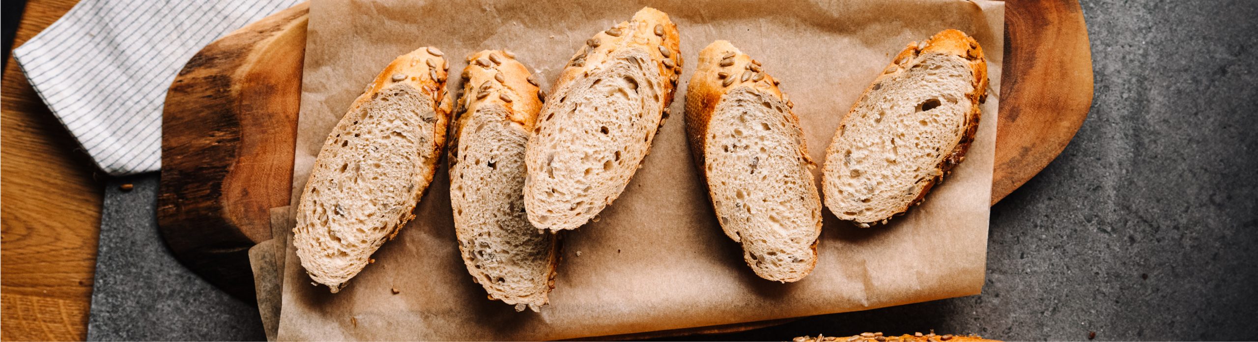 Baguettescheiben auf Holztablett
