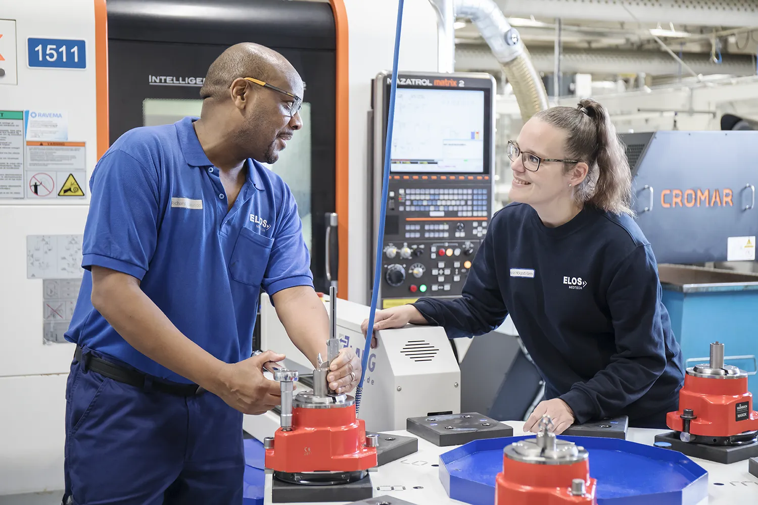 Mitarbeiter an CNC-Bearbeitungsanlage