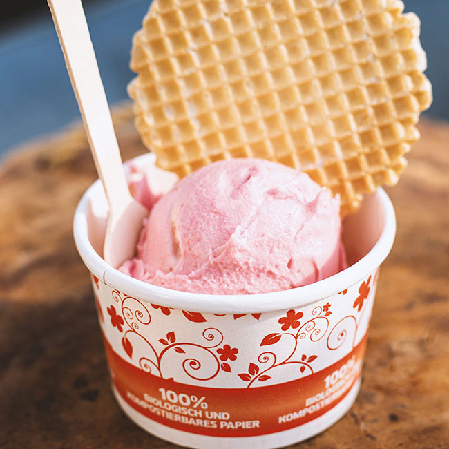 Eisbecher aus Pappe
