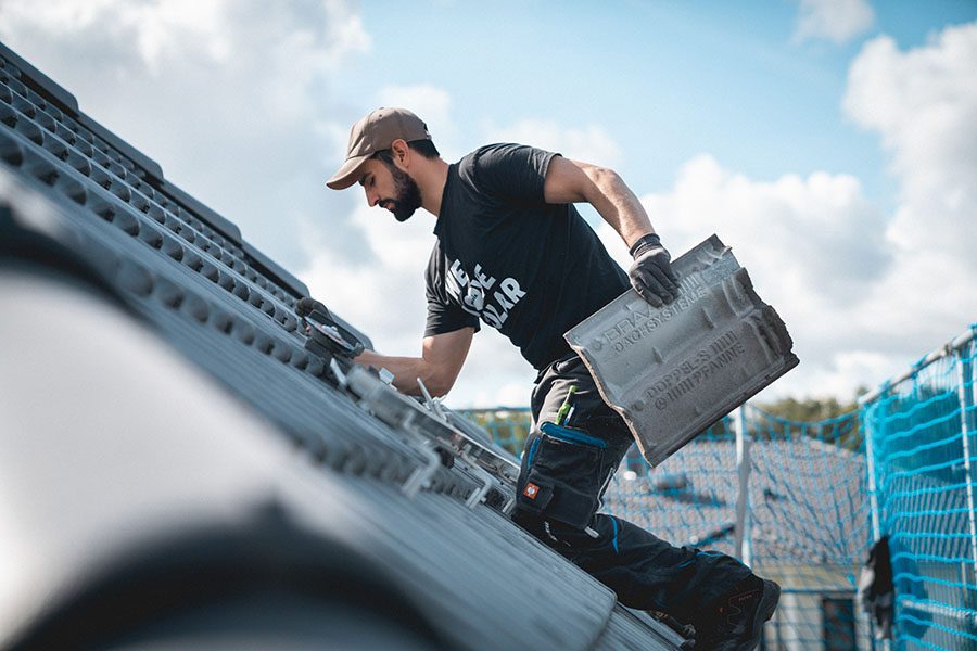 Dachmontage von Solarmodulen auf Dachziegeln