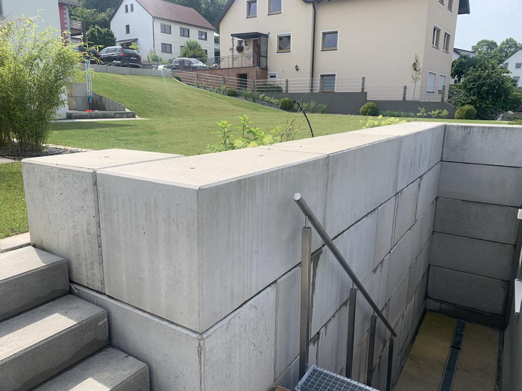 Treppe aus Betonblock-Elementen