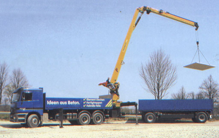LKW mit Kran am Betonwerk
