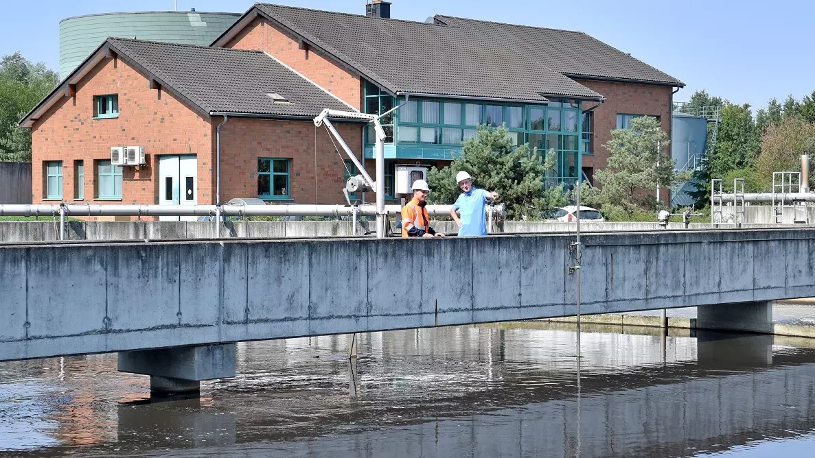 Kläranlage mit Räumerbrücke