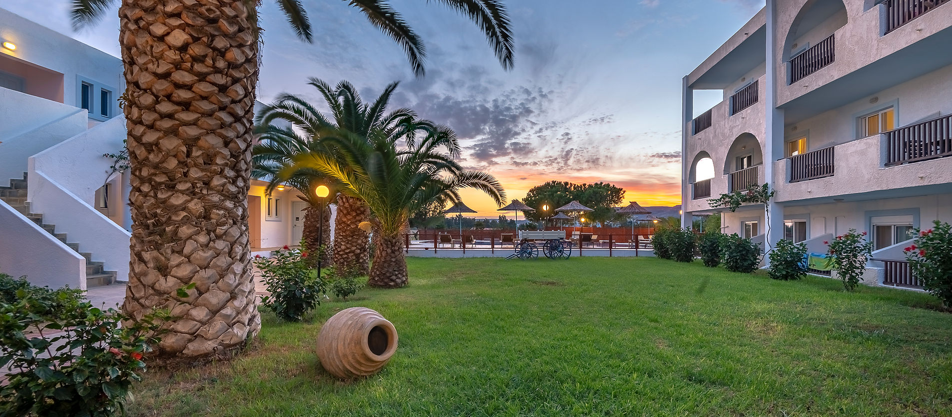 Hotelanlage mit Pool und Garten