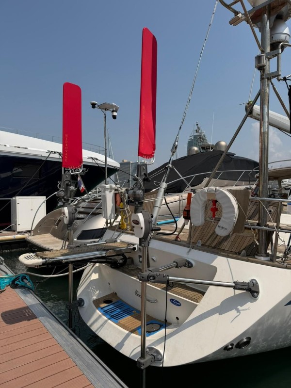 Hallberg-Rassy 62 mit Hydrovane an Deck
