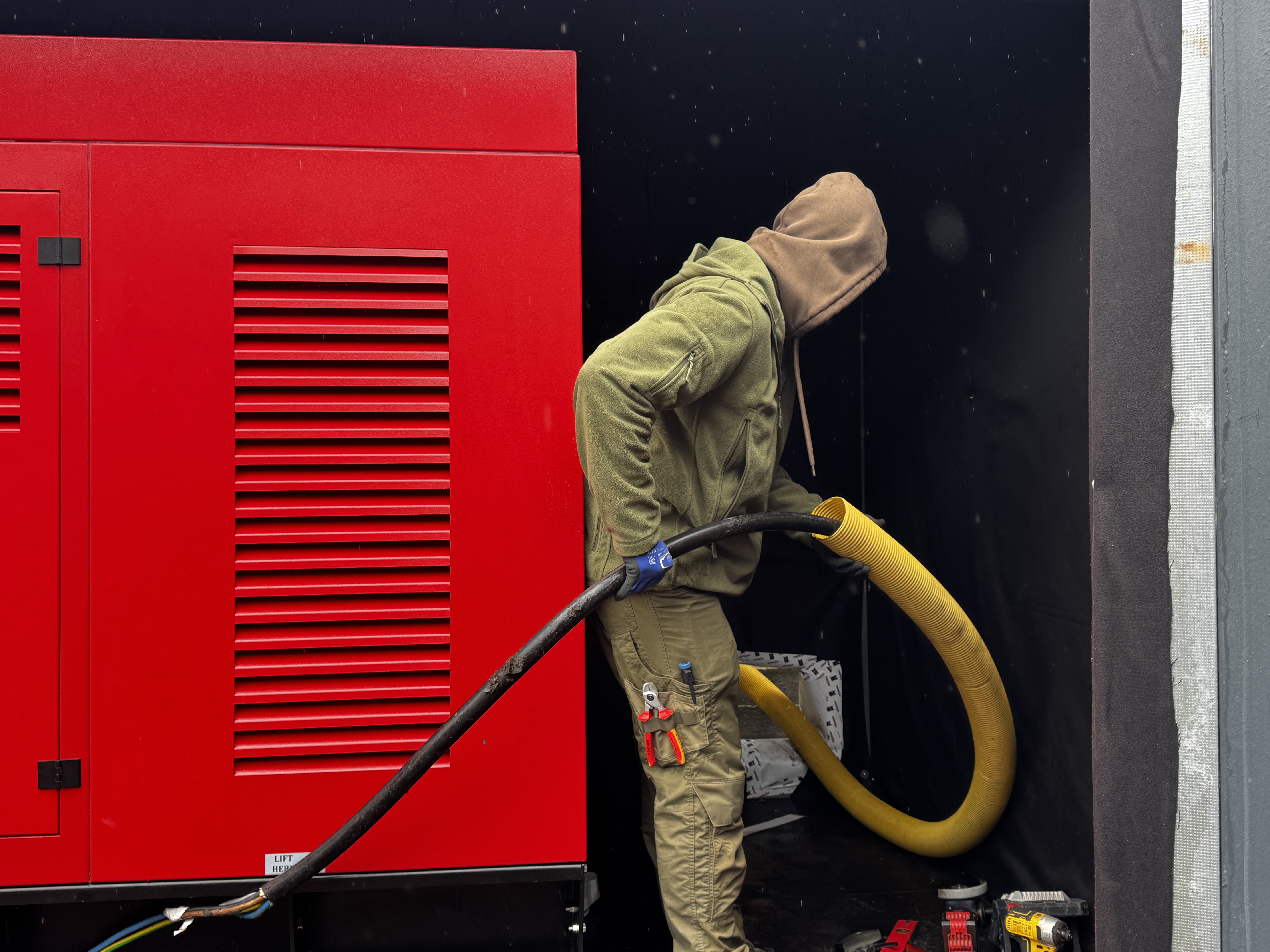 Installationsdienste: Fundament, Montage und elektrischer Anschluss