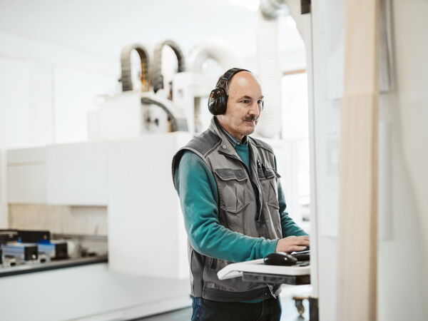 Möbelbau-Maschine in der Werkstatt