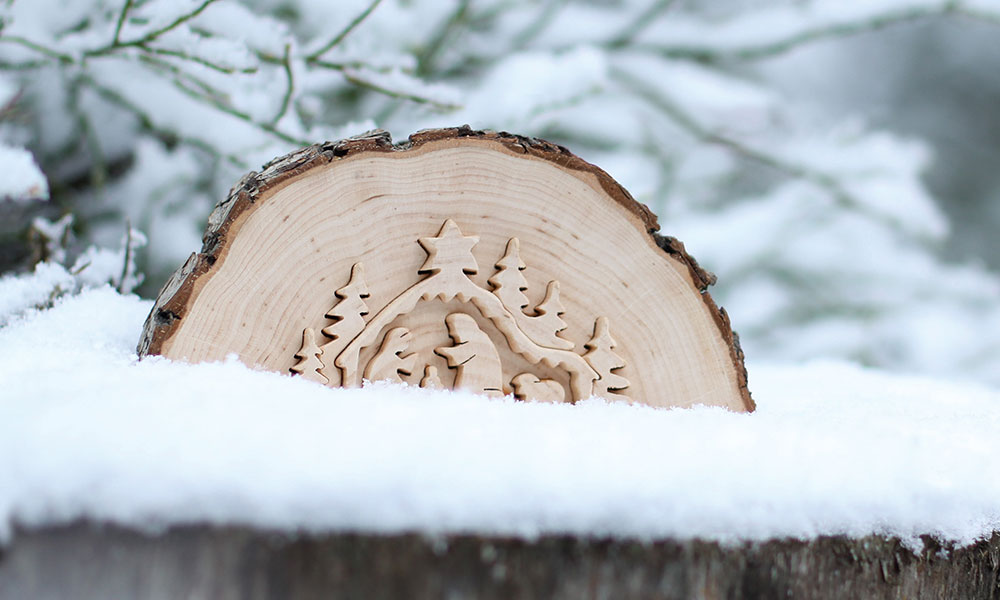 Holzkrippe auf Baumscheibe in Winterlandschaft