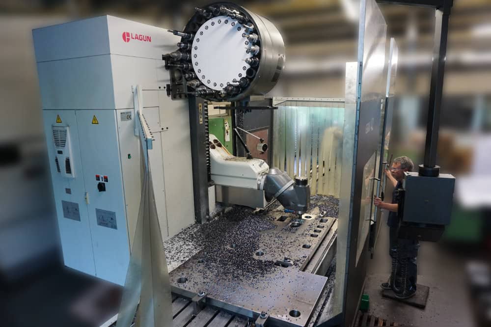 CNC-Maschine in der Lohnfertigung