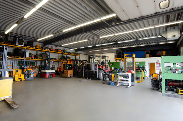 Service technician at an industrial truck