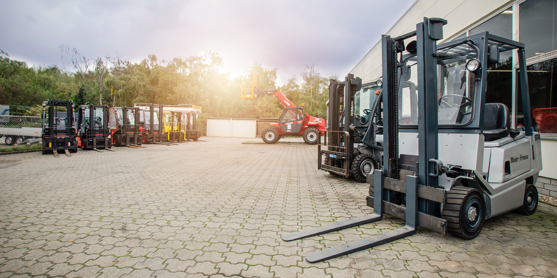 Industrial trucks for warehousing and transhipment