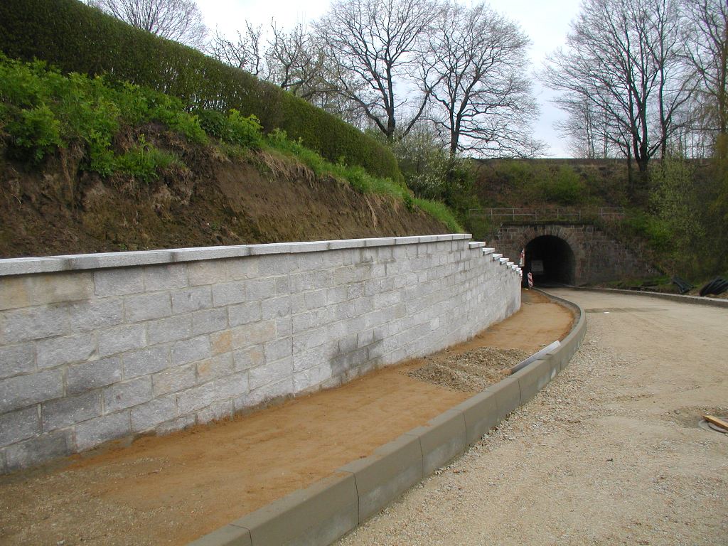 Spundwand mit Rückverankerung und Natursteinvormauerung, Löbau Beethovenstraße