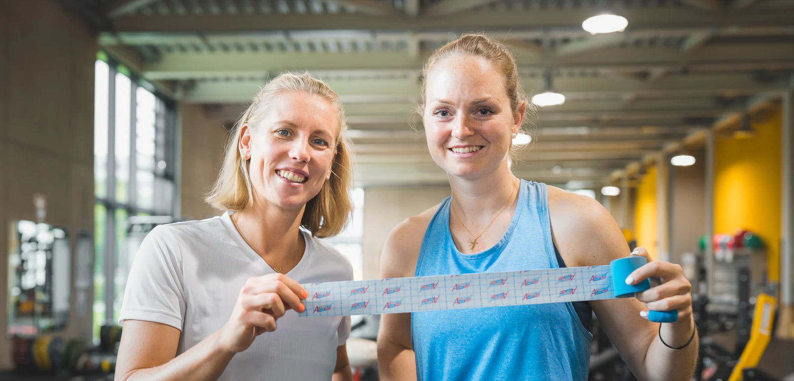 Beachvolleyball-Profis Karla Borger und Julia Sude mit Aktimed-Tapes