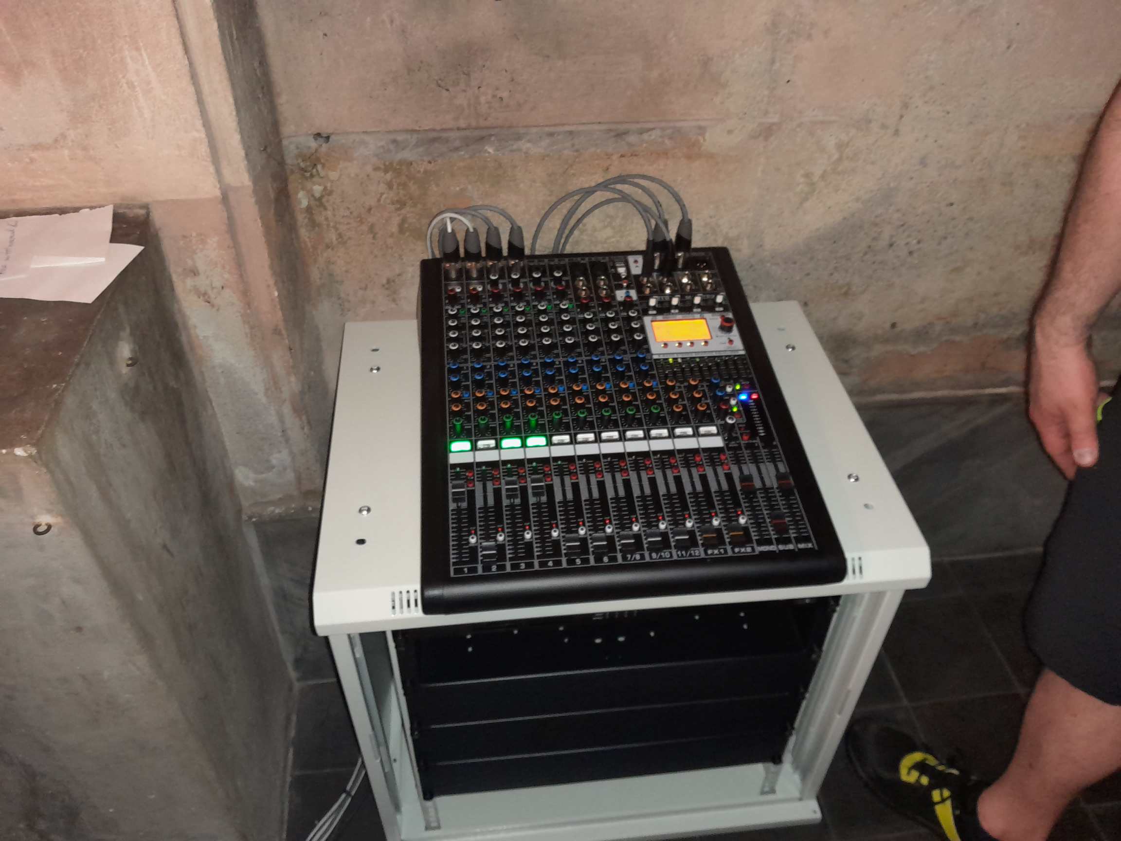 Regie-Rack mit Mischpult und 4-Zonen-Verstärker