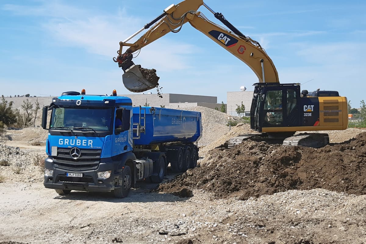 LKW und Bagger der Gruber Umwelt GmbH & Co KG