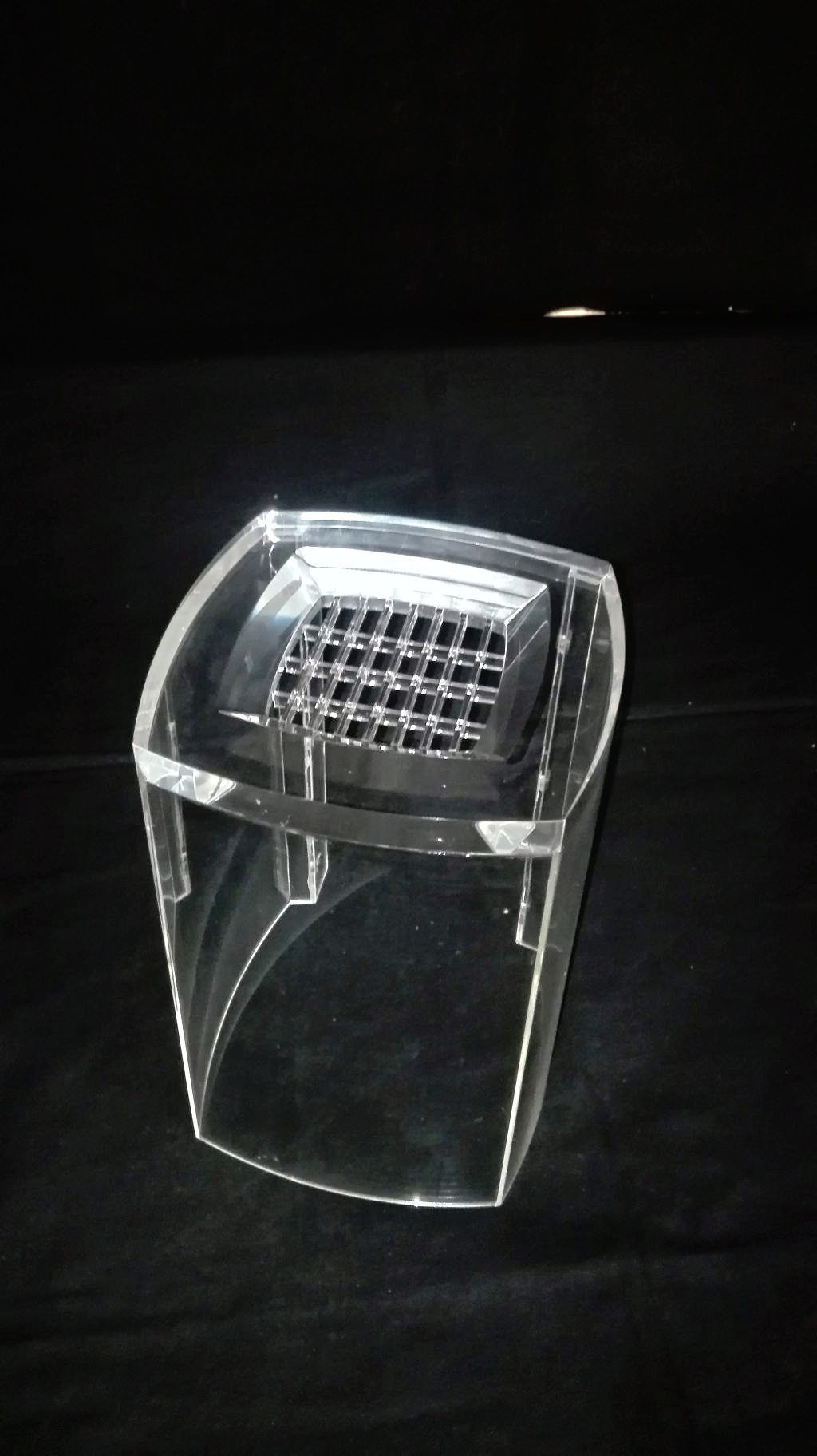 Plexiglas-Teil mit Luftschlitzen