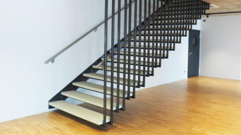 Cantilevered staircase