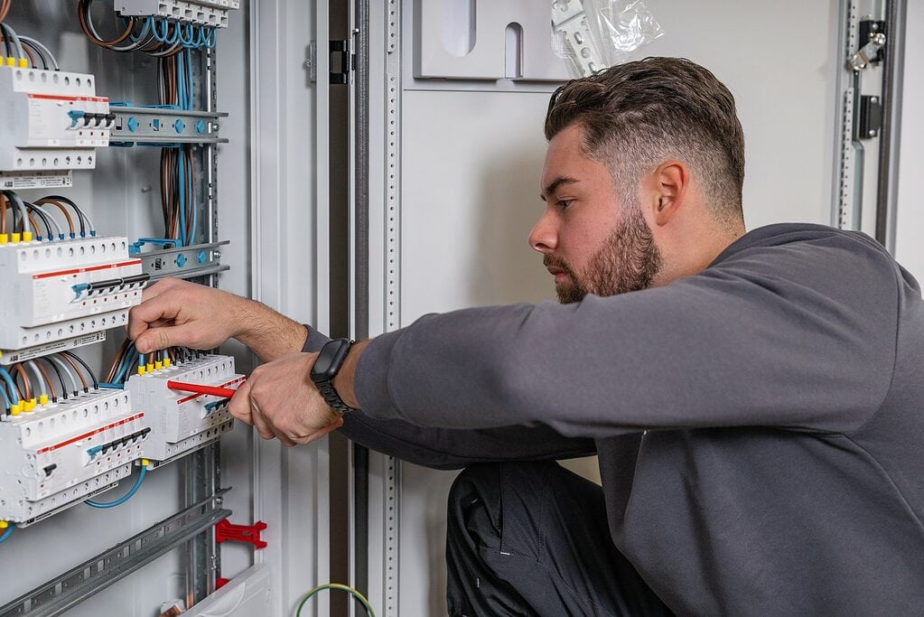 Montage Stark- und Schwachstromtechnik