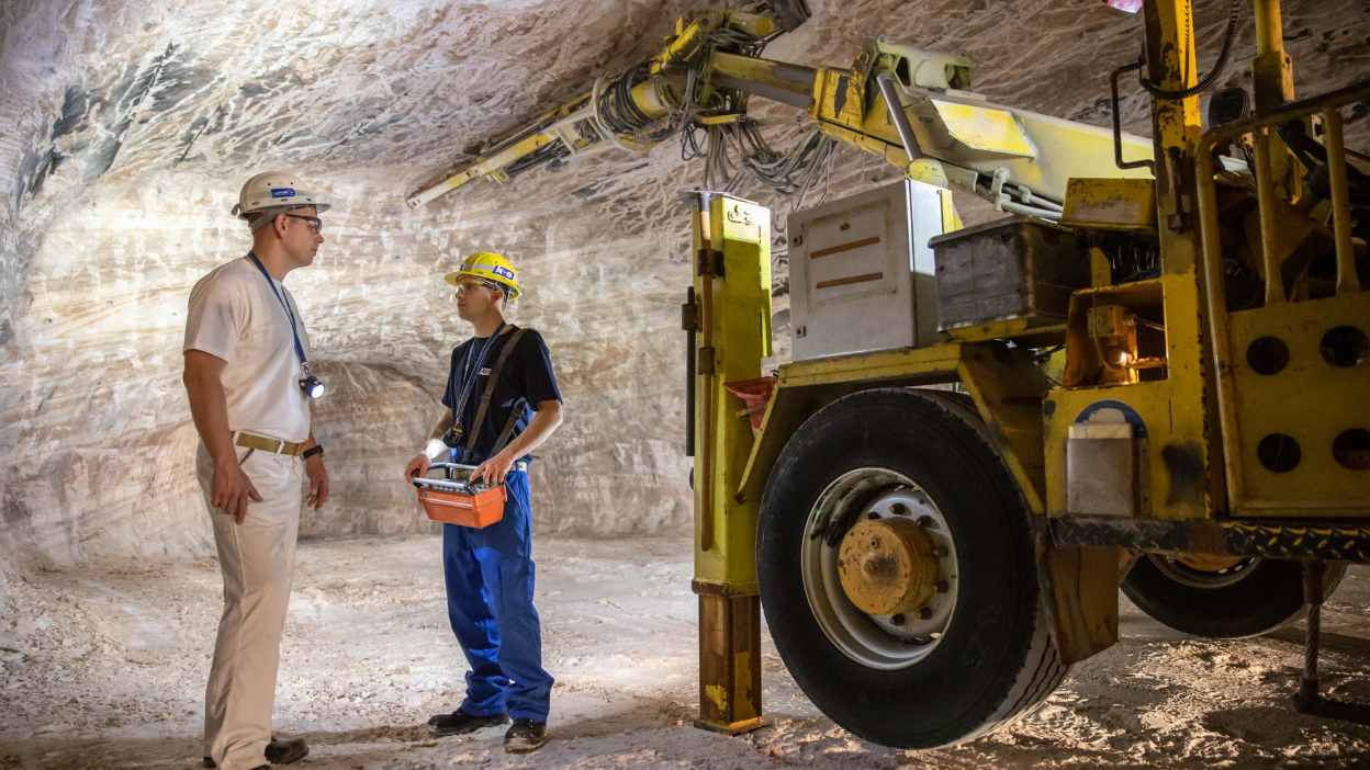 Bergbautechnologen vor Untertage-Maschine
