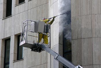 Fassadenreinigung mit Seilzugangstechnik