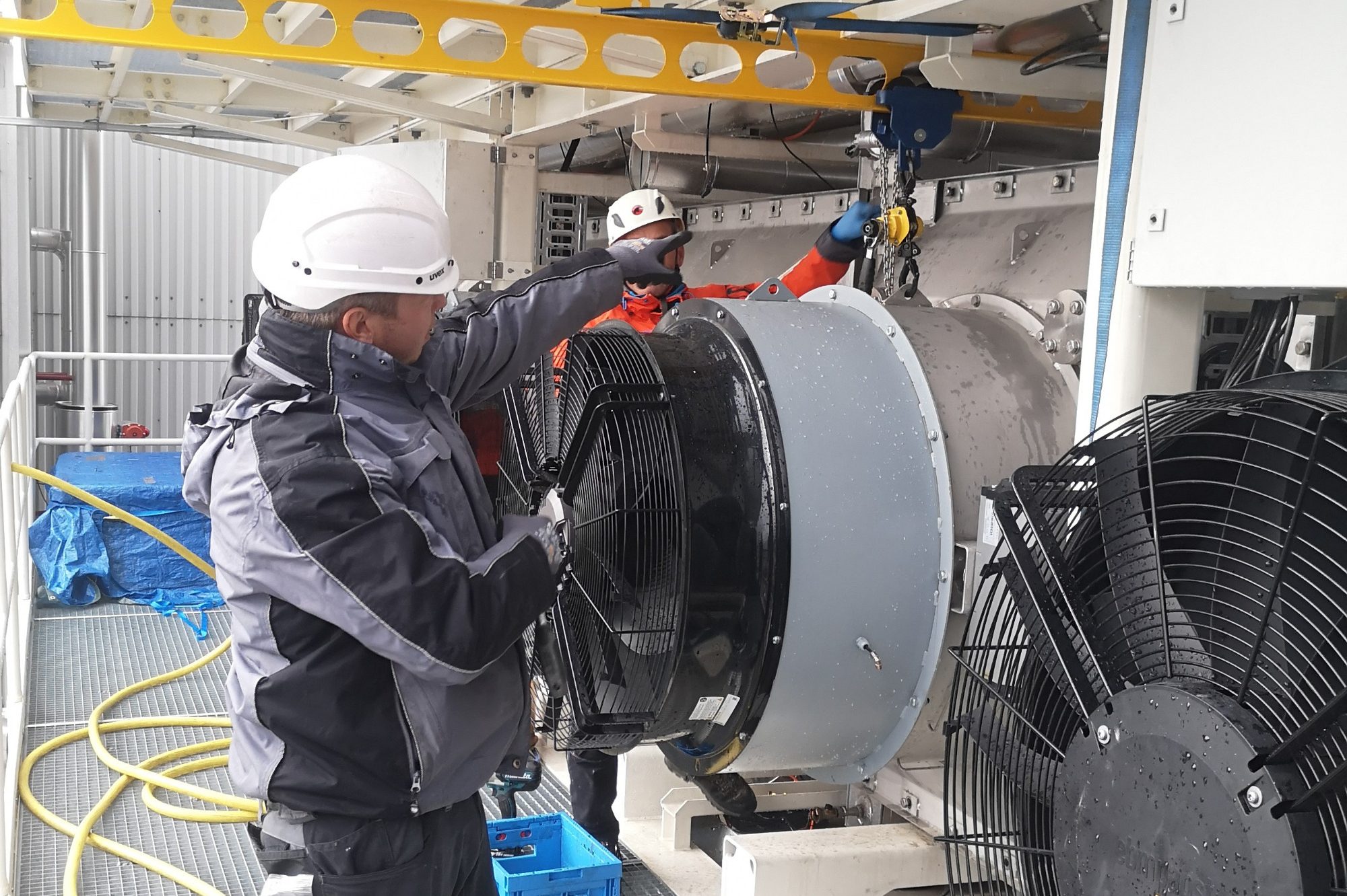 Techniker bei der Installation