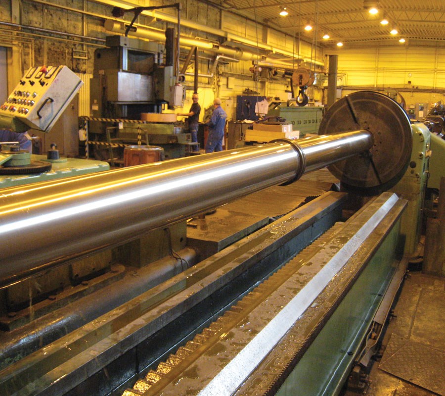 Workpieces on a large lathe up to 7 m in length