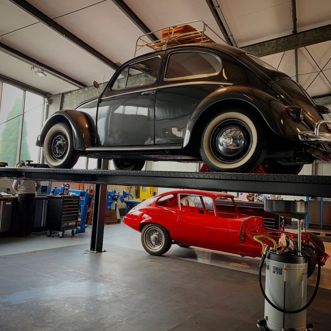 Jaguar E-Type und VW Käfer