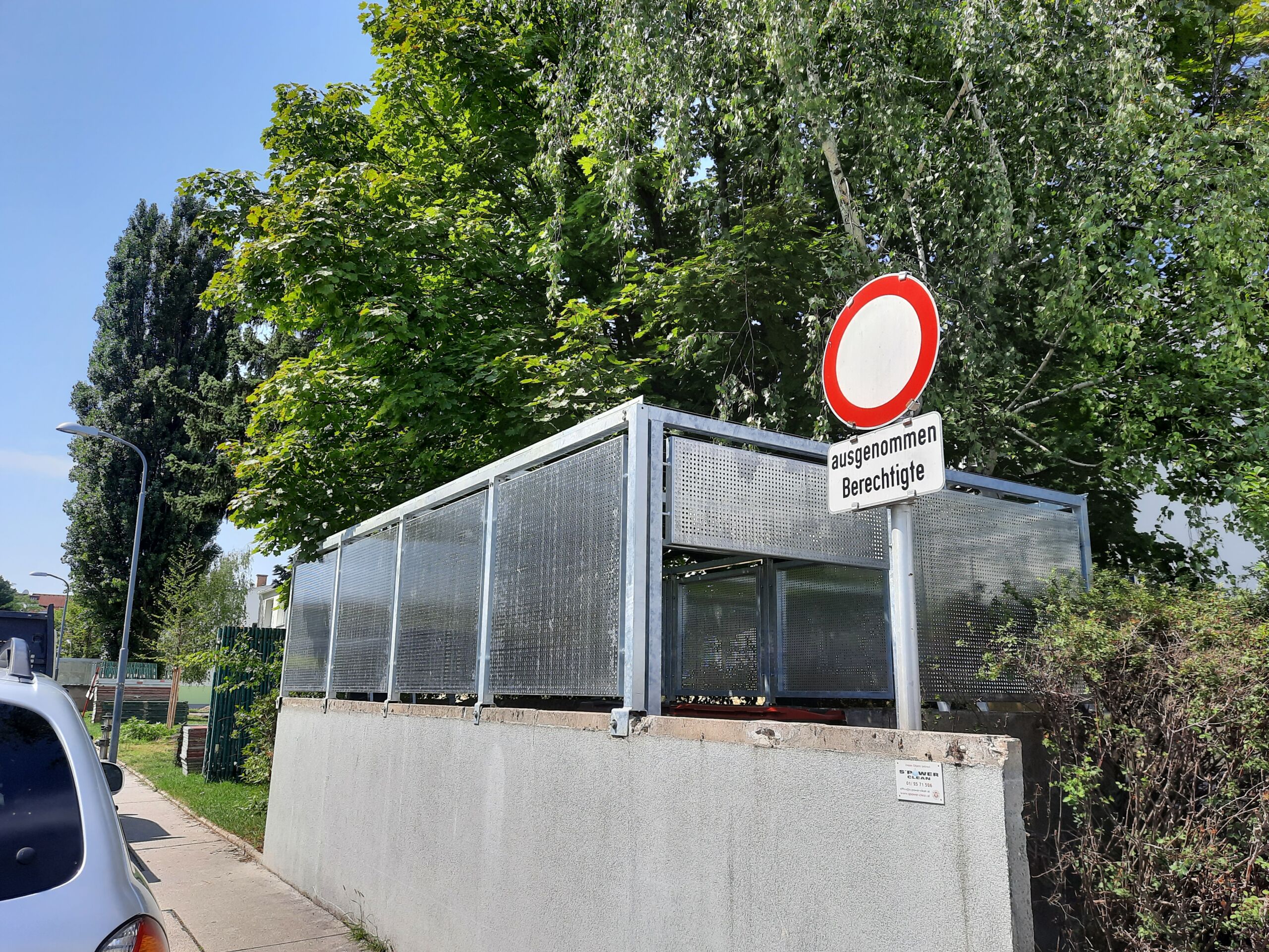 Müllplatzüberdachung mit Rankgerüst, Wien 23. Bezirk