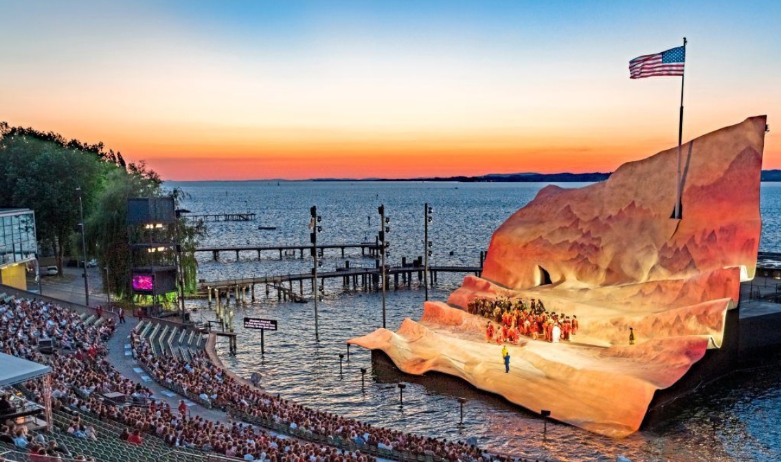 Bregenzer Festspiele, Fahnenmast Madama Butterfly
