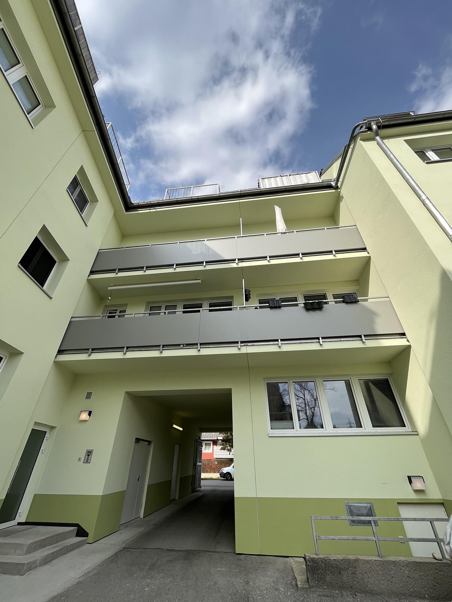 Balkonanlage und Einfahrtstor, Wien 19. Bezirk