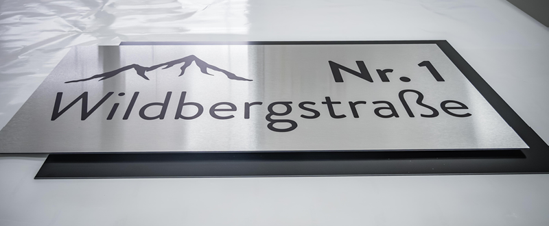 Fassadenschild aus Alu-Dibond