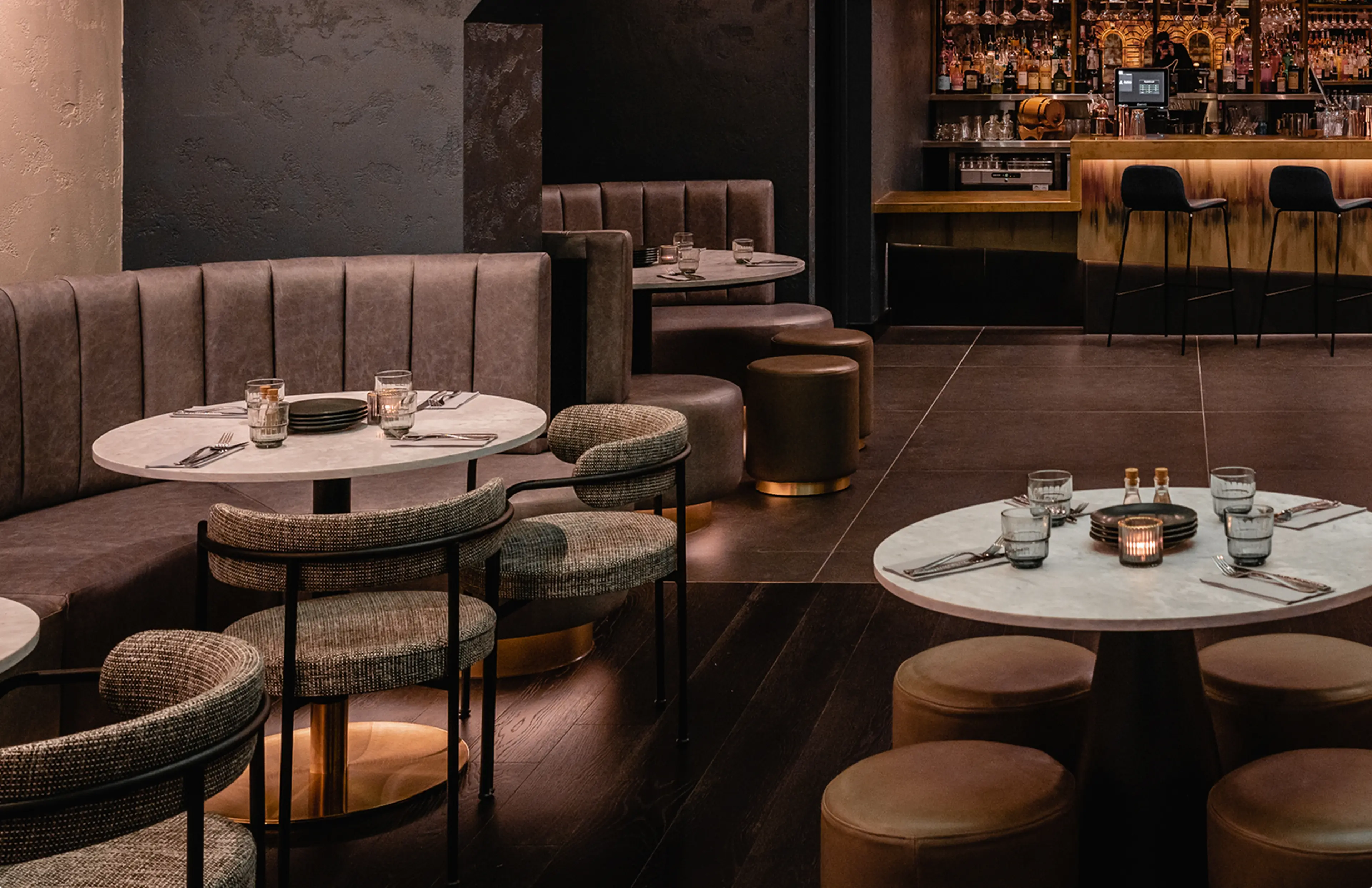 Esstische und gepolsterte Sitzmöbel, The Alchemist Glasgow