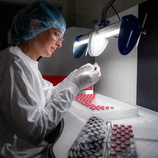 Manuelle visuelle Inspektion eines Vials am Sichtertisch