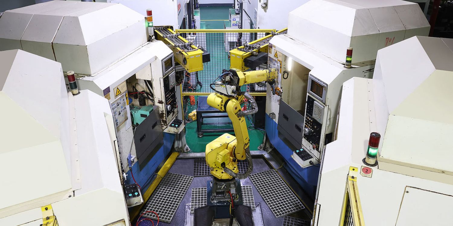 Wuxi Plant Automation: 6-Achs-Roboter und Portalkran im Workcell-Betrieb