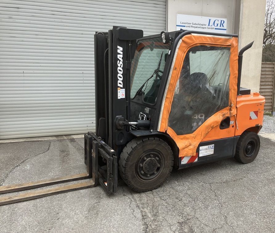 Doosan D40SC-7 Dieselstapler (4000 kg / 3000 mm, Baujahr 2019)