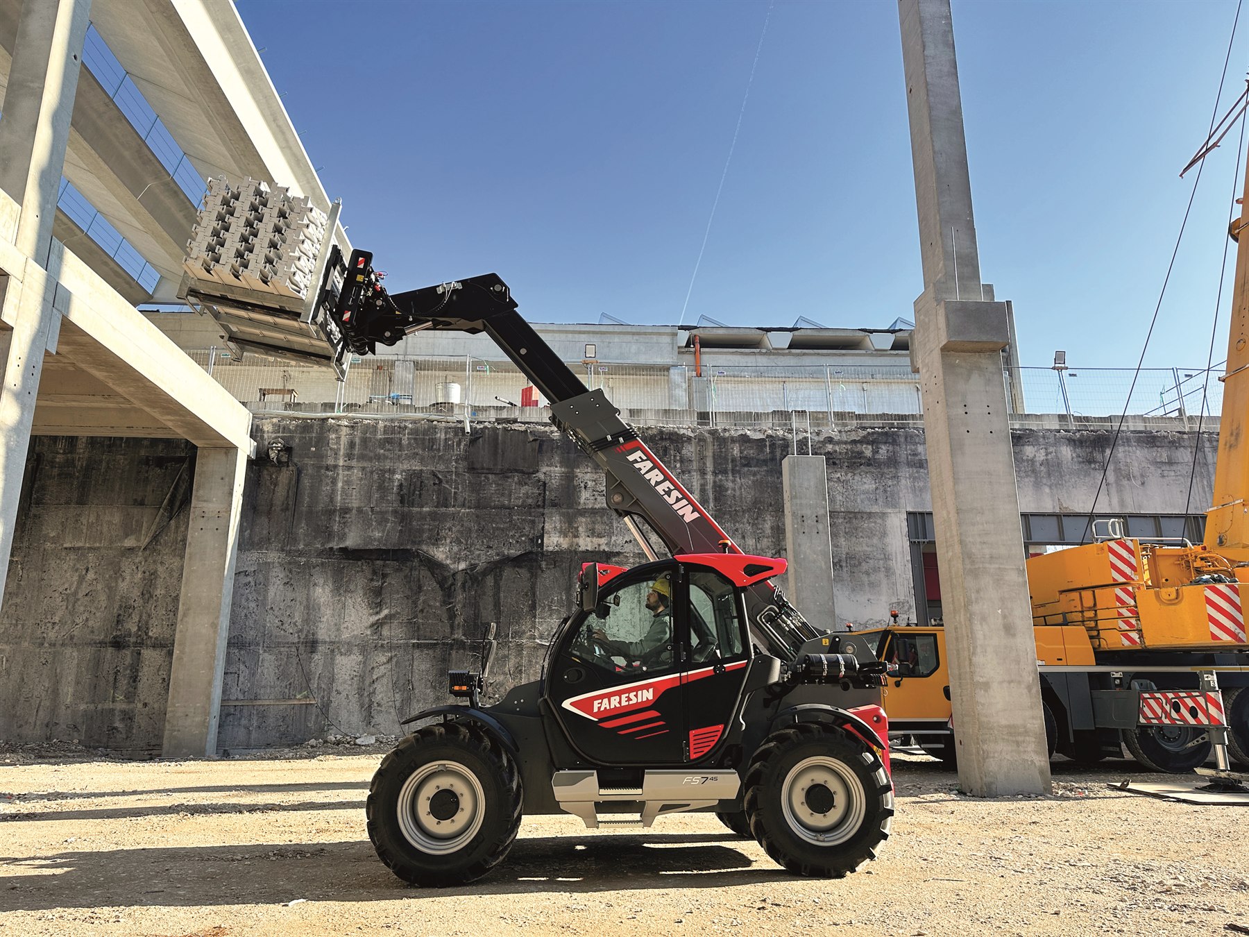 Teleskoplader Faresin FS 7.45 im Einsatz bei Huntraco