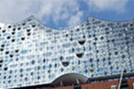 XXL-Glasmontage an der Elbphilharmonie Hamburg