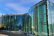 Montage gebogener Scheiben an der Galinciems Library, Lettland