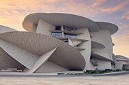 Komplizierte Scheibenmontage am Nationalmuseum Doha