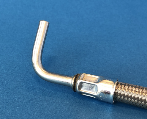 Gebogenes Rohr mit Schlauch
