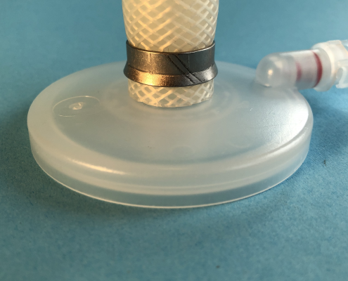 Plastikdeckel an Schlauch