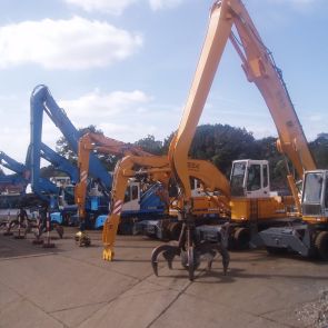 Bagger im Einsatz auf dem Betriebsgelände