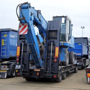 Tieflader mit Bagger