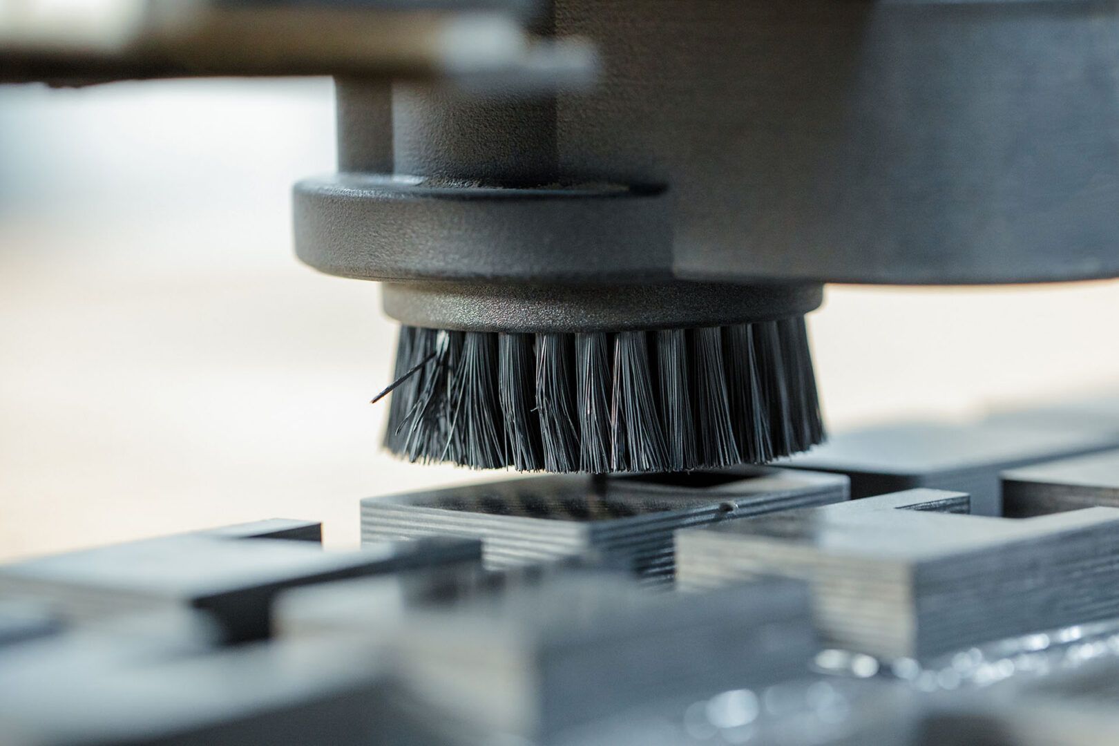 CNC-Fräse bearbeitet Carbon