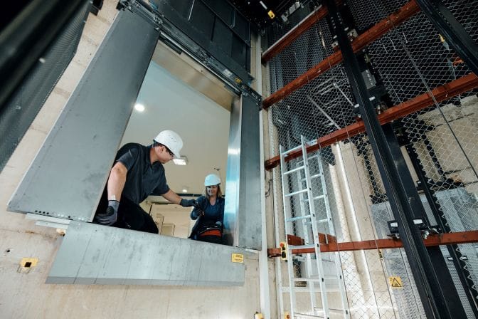 Servicetechniker bei der Arbeit