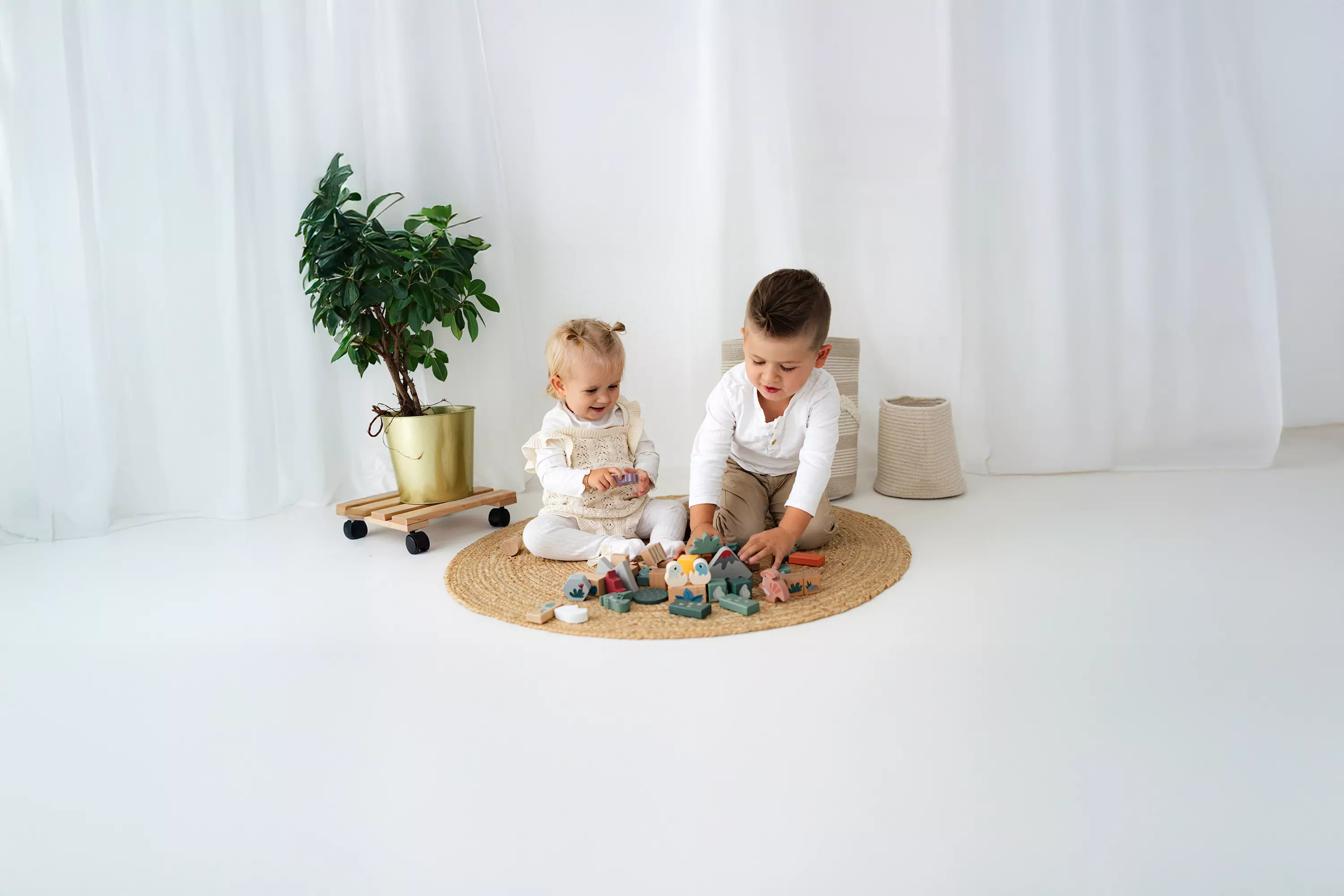 Kinder spielen mit Holzbausteinen