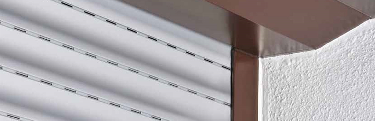 Top-mounted roller shutters for retrofitting on facades