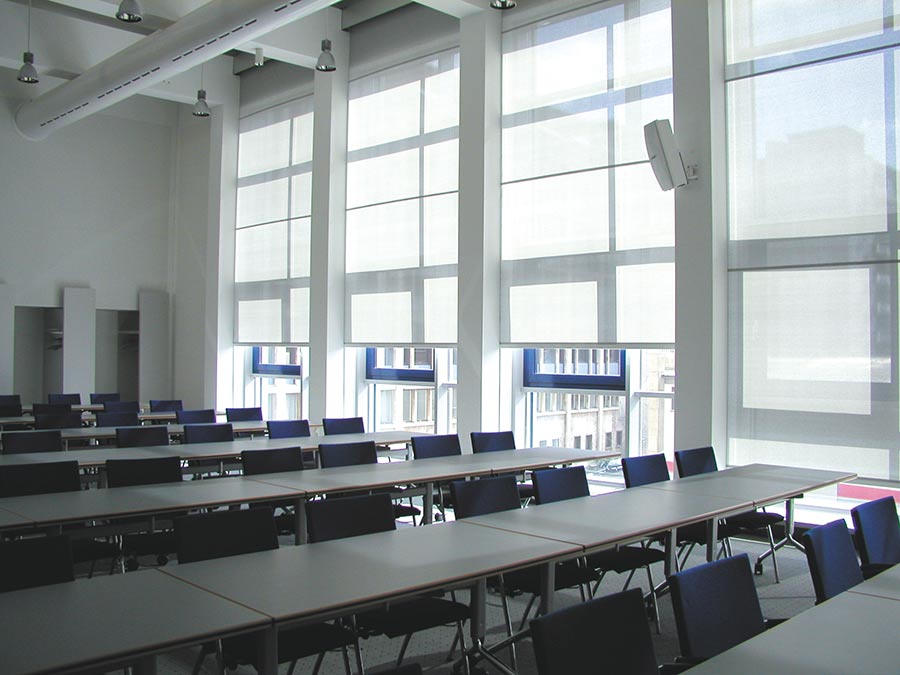 Horizontal blackout system for large roof windows