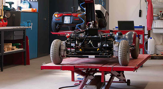 Werkstatt: Reparatur eines Elektromobils