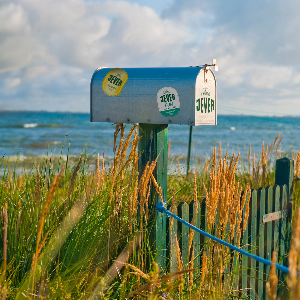 Jever Newsletter-Briefkasten am Strand